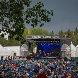 Bear-Creek-Folk-Fest-crowd